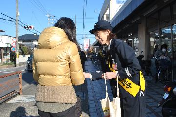 「家の周りに燃えやすいものを置かないでくださいね」と、火災対策の協力を訴えました。