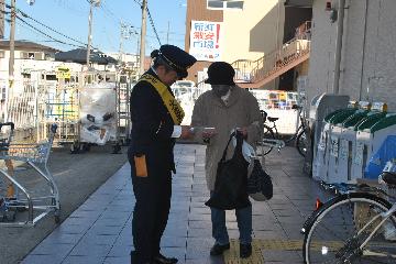 「ストーブの近くに燃えやすいものを置かないようにしてください」と、お願いしました。