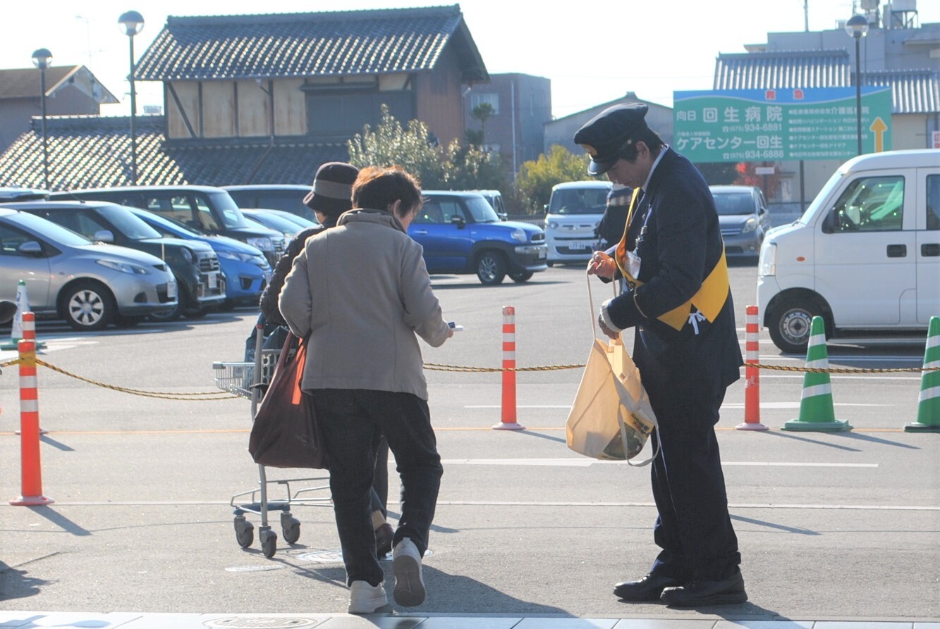 買い物後の皆様にも火災予防の大切さを訴えました。