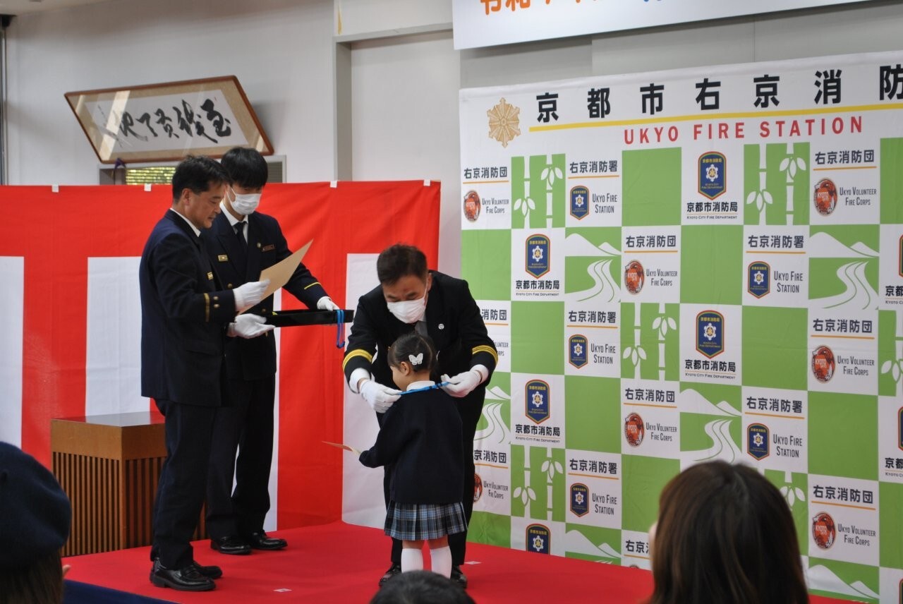 消防団長によるメダル贈呈