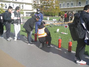 消火器体験の様子