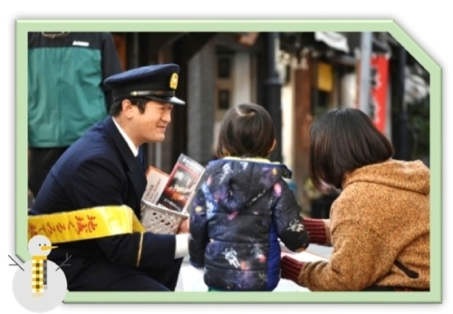 買物客に対し街頭広報を行う伏見消防職員