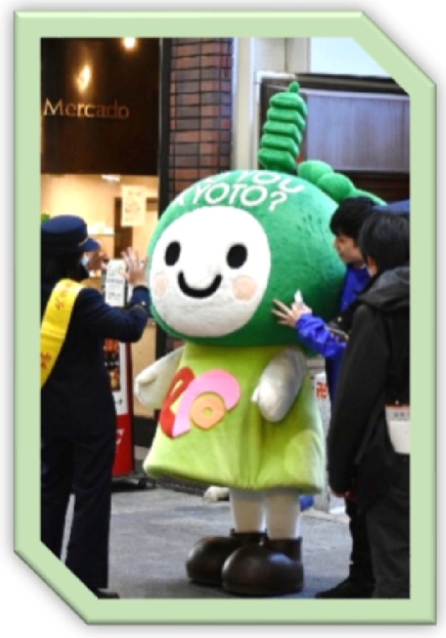 買物客に対し街頭広報を行う環境マスコット「エコちゃん」