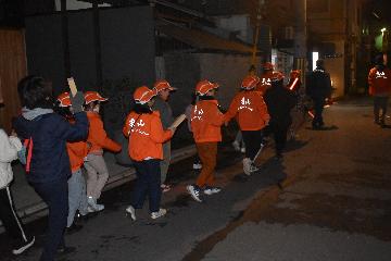 力強く広報する東山ジュニア消防団員