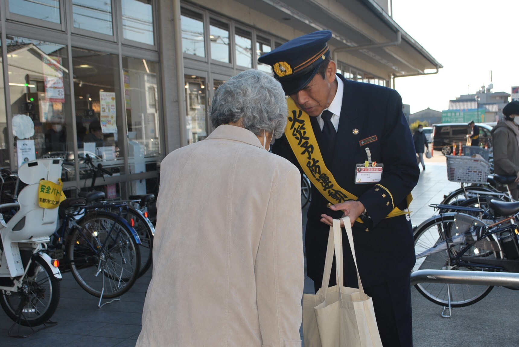 街頭広報のようす