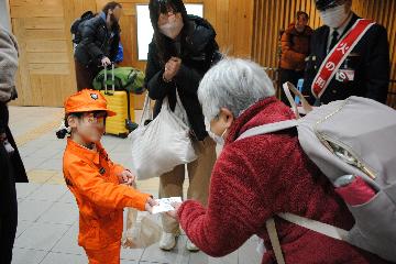山科駅地下通路で街頭広報を実施しました。