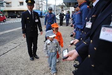 公務証の確認の様子