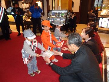 宿泊施設で防火の呼び掛けを行いました。