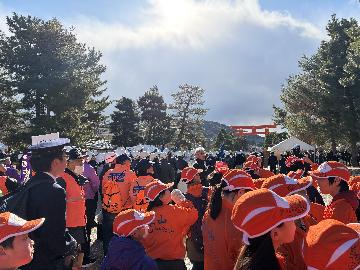 市民パレードに参加する東山ジュニア消防団