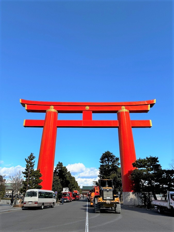 大鳥居に見守られながら