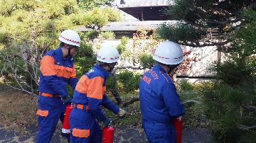 陶化分団員が消火器の展示訓練をしている様子