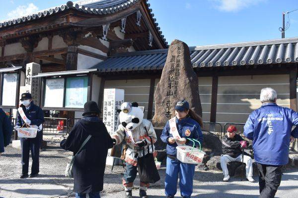 東寺門前で防火広報を行う南消防署員と南消防団員