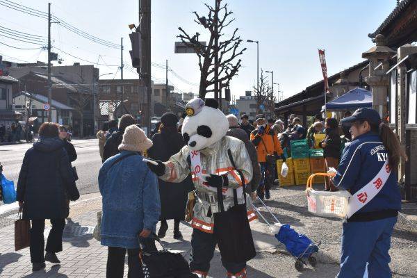 防火広報を行う南消防署員と南消防団員