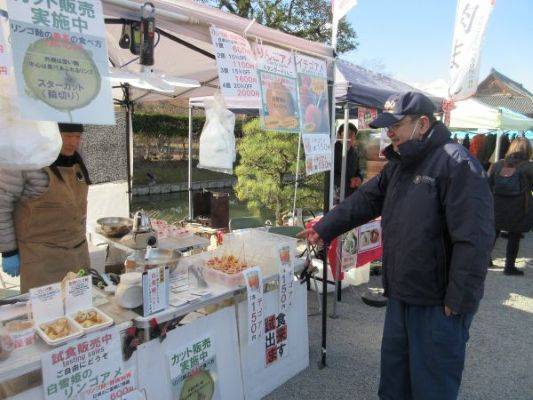 露店指導を行う南消防署員