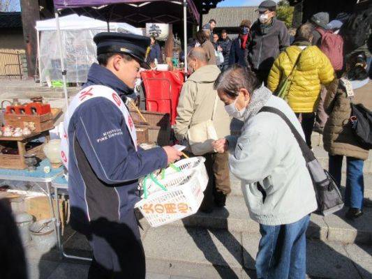 防火を呼びかける南消防署員