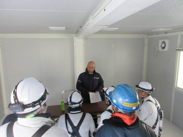 現場事務所内で指導を行う南消防署員