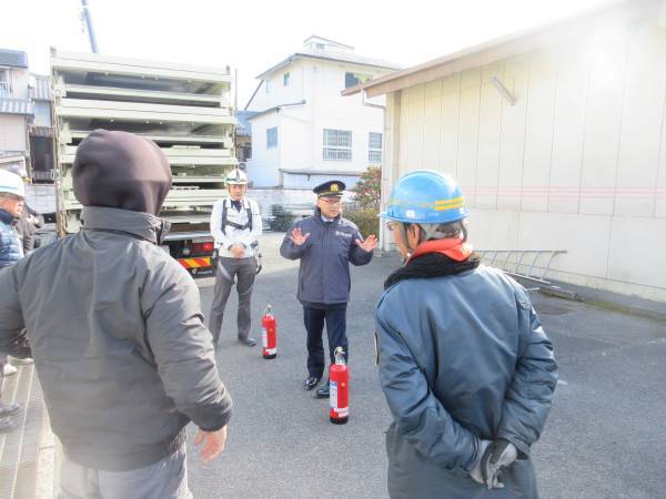 消火器の使用方法説明する南消防署員