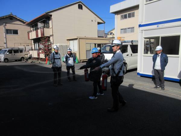 消火器訓練を行う工事作業員