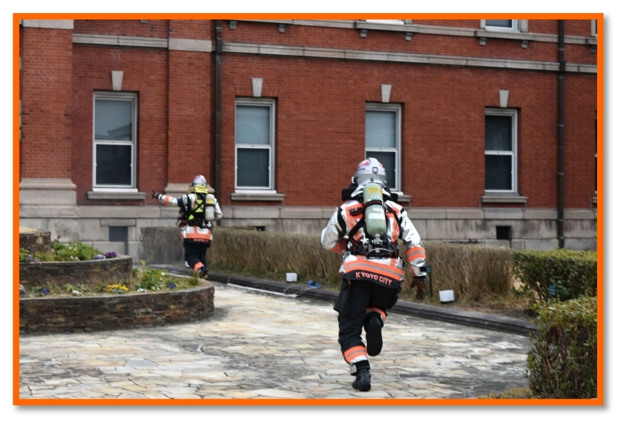 逃げ遅れた学校関係者の救出に向かう消防隊員