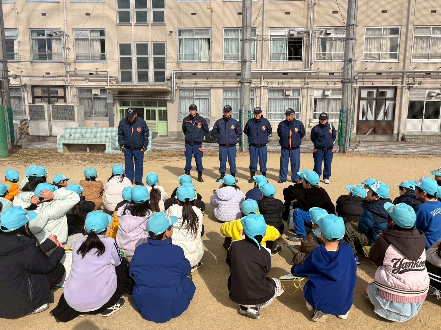 一日講師の消防団員との挨拶の様子。