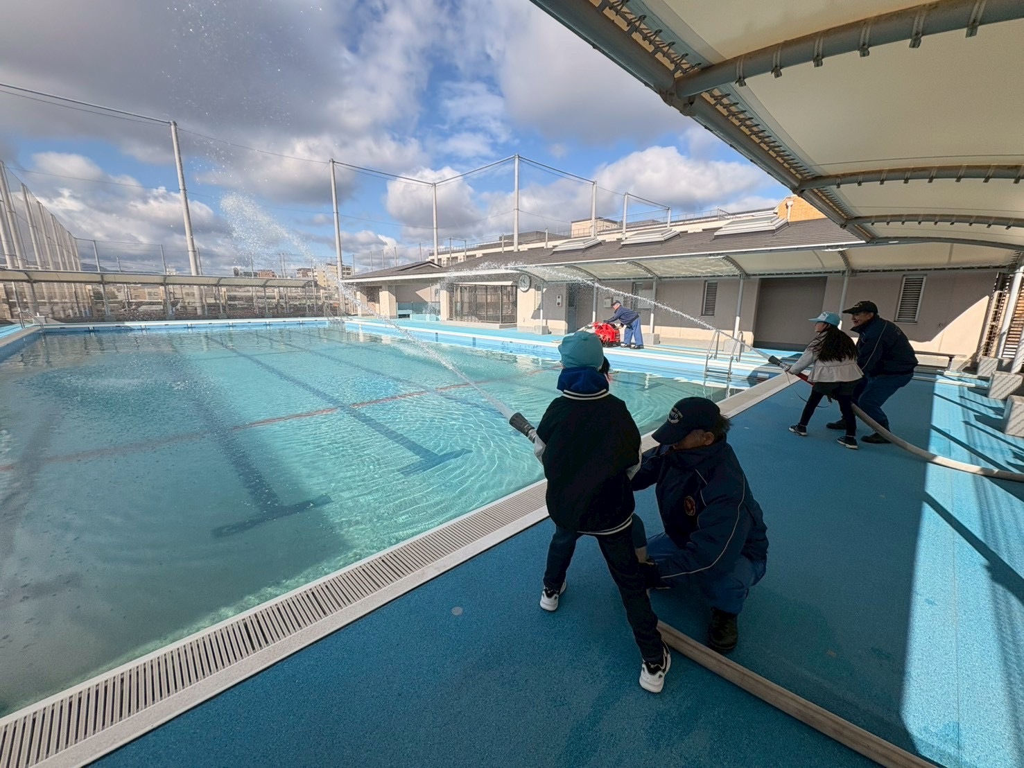 小学生が放水をしている様子。