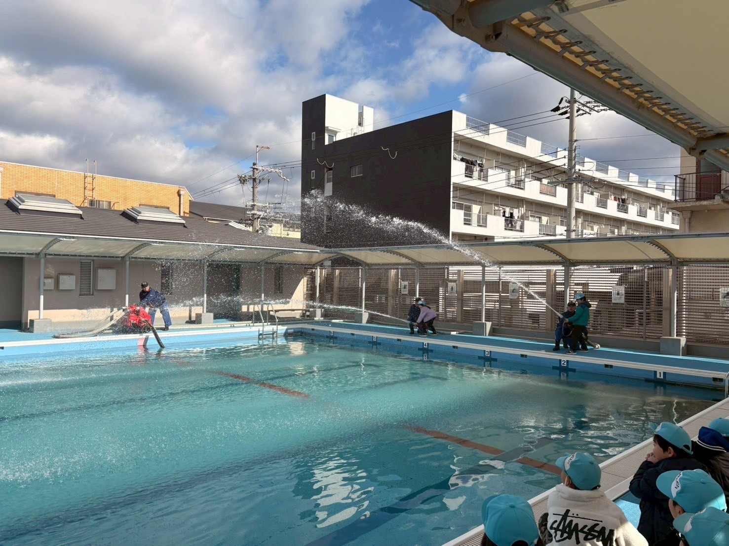 小学生が放水している様子。