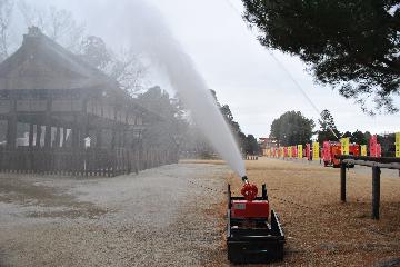 放水銃と北消防署消防車からの一斉放水