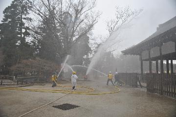 自衛消防隊（屋外消火栓）と消防団による一斉放水