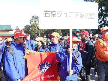 行進前の右京ジュニア消防団員