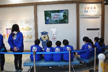 土砂災害の講義を受けているジュニア消防団員