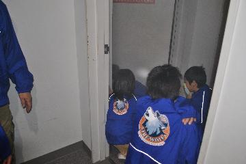 煙中室に入る右京ジュニア消防団員