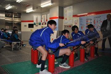 訓練用消火器による消火訓練