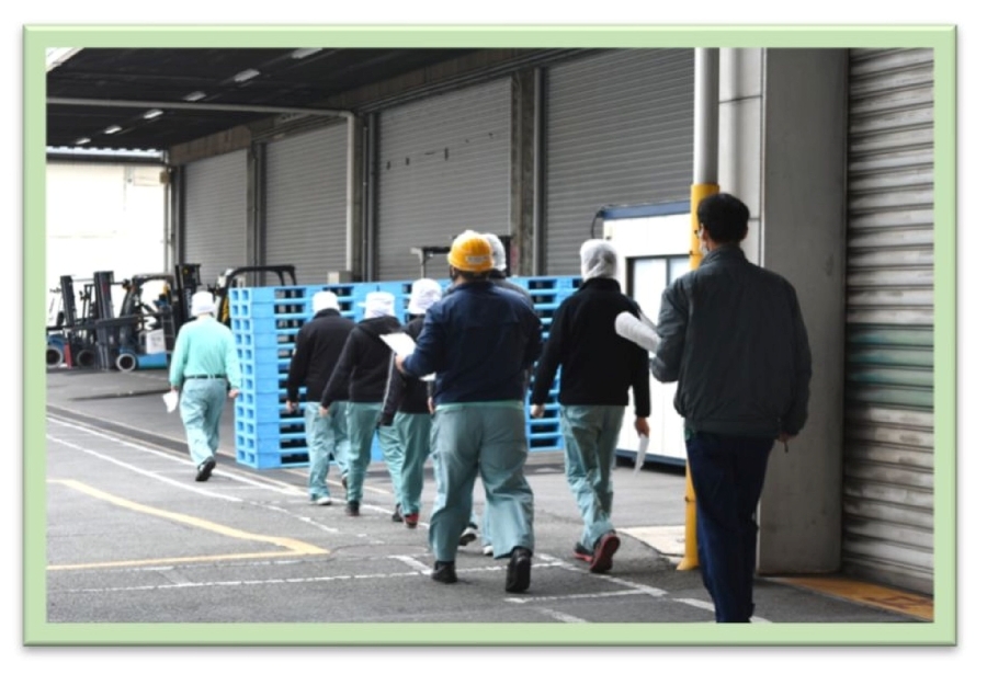 地震発生に伴う避難行動を行う月桂冠株式会社の社員の方たち