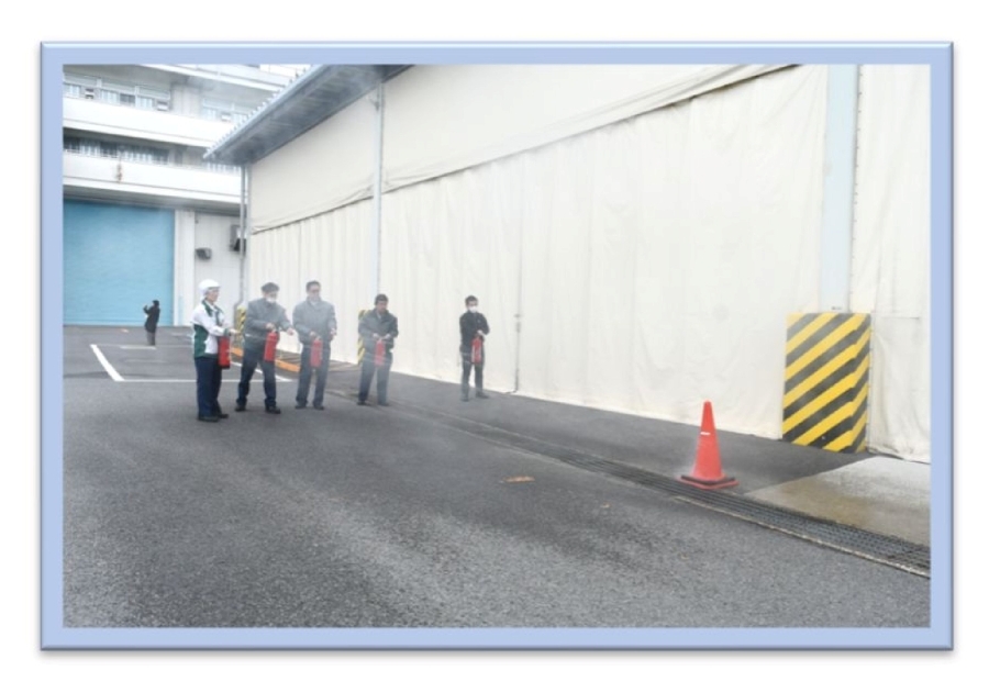 火災発生に伴い、消火器による初期消火を実施