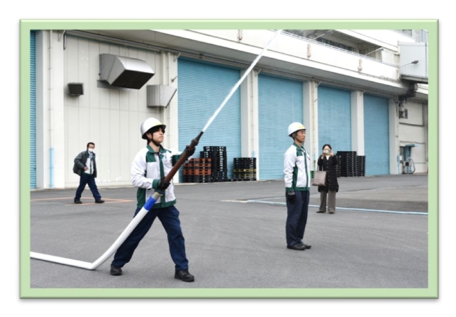 火災発生に伴い、屋外消火栓による初期消火を実施する自衛消防隊