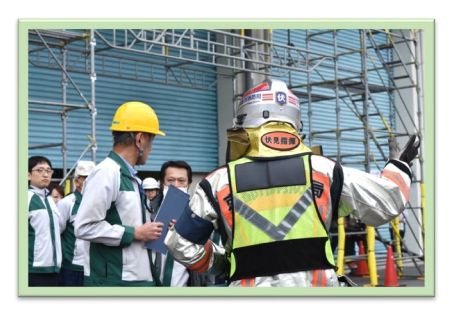 到着した公設消防隊と、情報の共有を行う