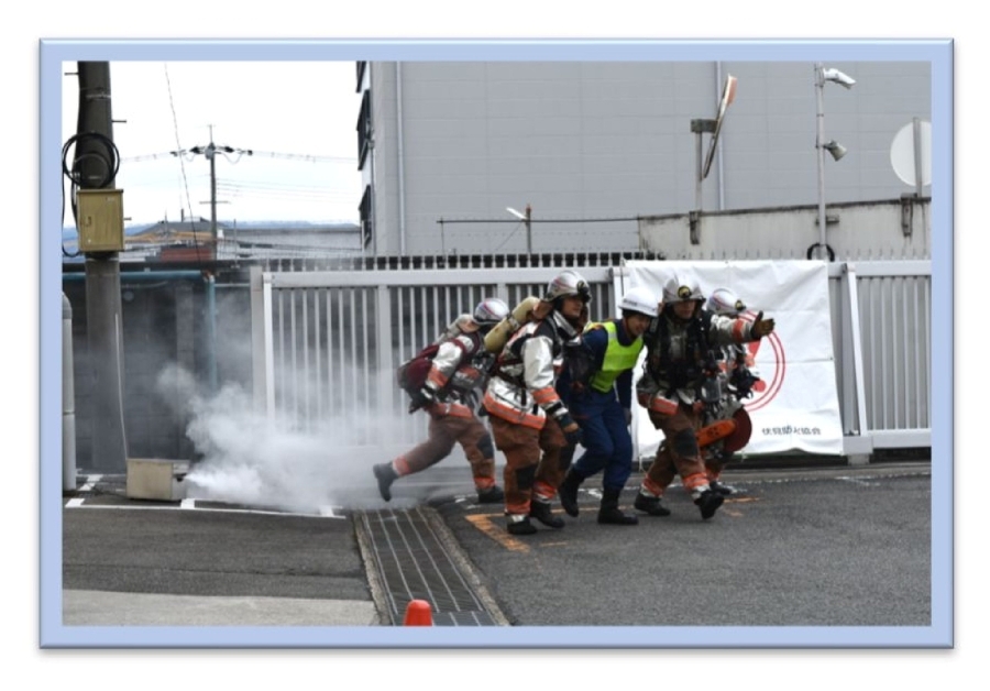 救助隊による逃げ遅れの救出活動