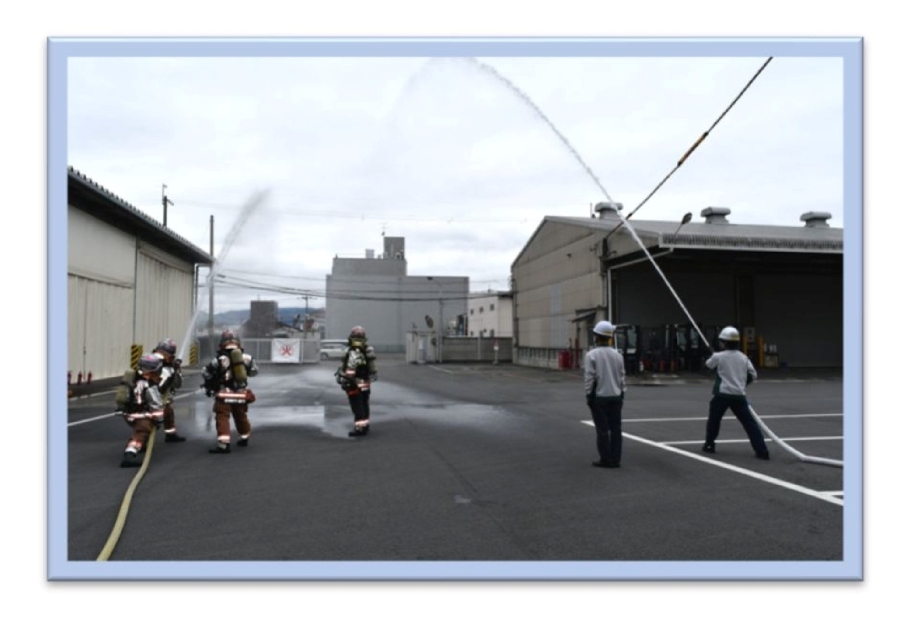 自衛消防隊と公設消防隊による一斉放水により火災は鎮火