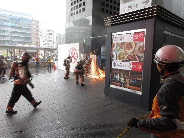 エンジンカッターで扉を切断する救助隊員