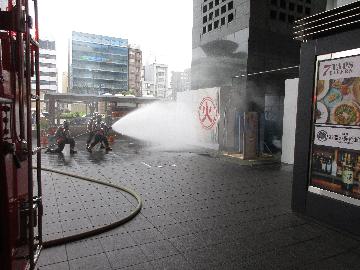 火点に放水する消防隊員