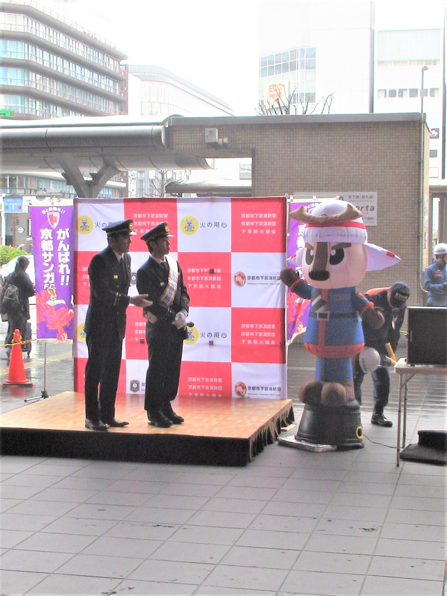 消防訓練を視閲する中野選手と下京消防署長