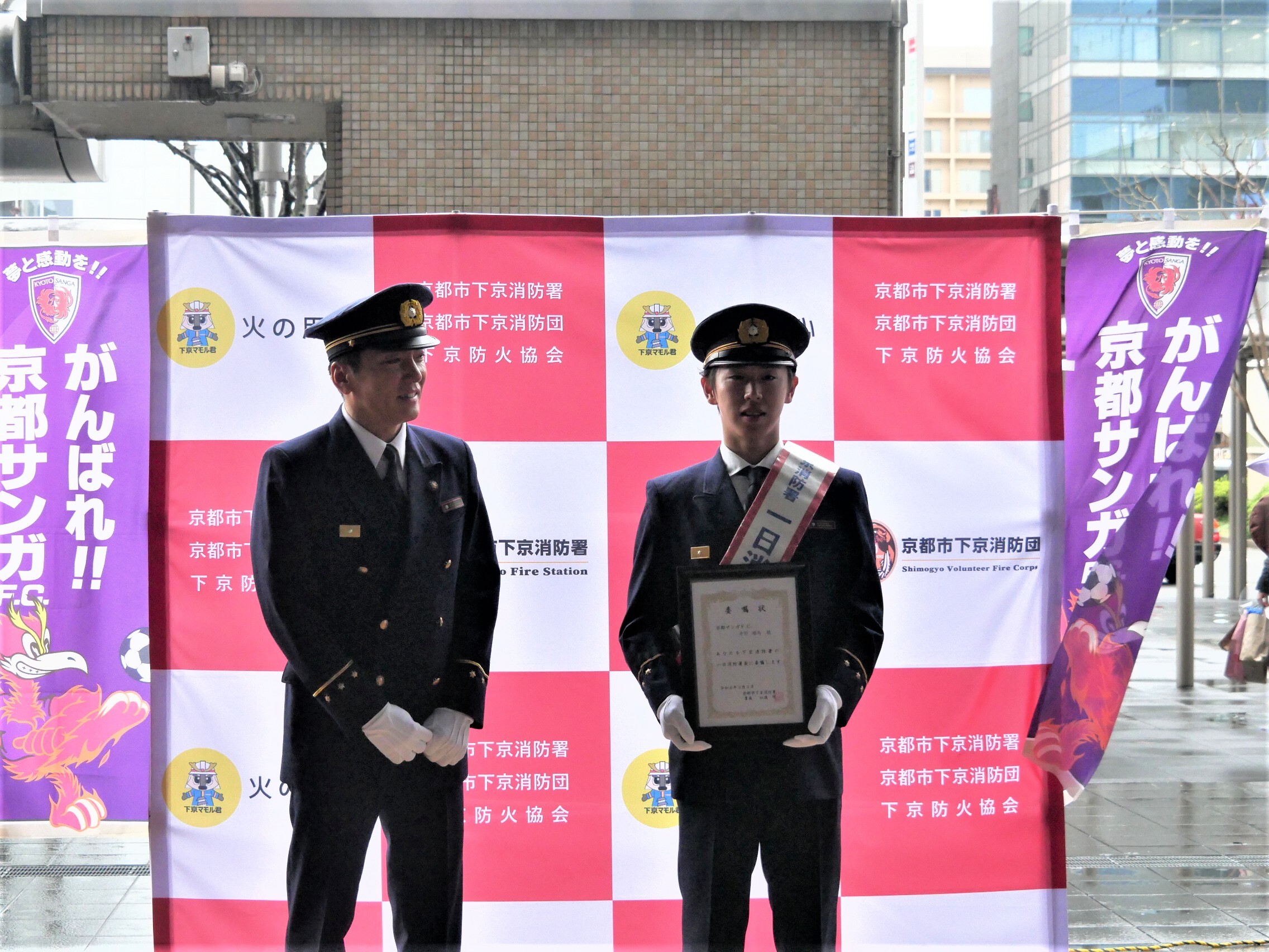 委嘱状を受けた中野選手