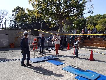 救助ロープ渡り体験のようす