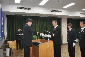 引き締まる思いで各副団長が辞令を受け取り