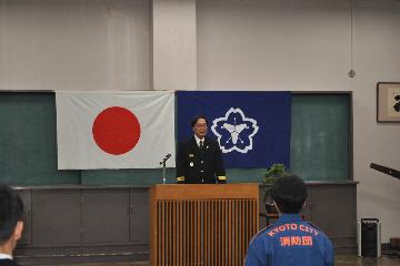 新年度を迎えるあたり、新たな決意で訓示を述べる岡本西京消防団長。