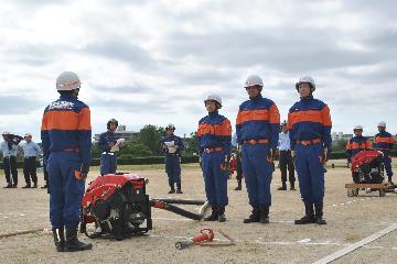 小型動力ポンプを使用し、指揮者以下4名が1組となって見事な連携取りながら、放水活動を行いました