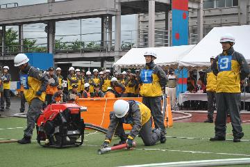 力強いチームワークで小型動力ポンプ操法を実施しました