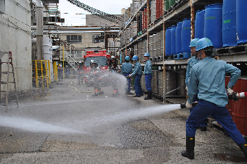 自衛消防隊と公設消防隊による一斉放水