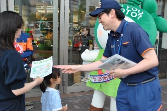 街頭広報の様子