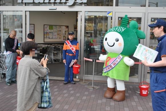 街頭広報の様子